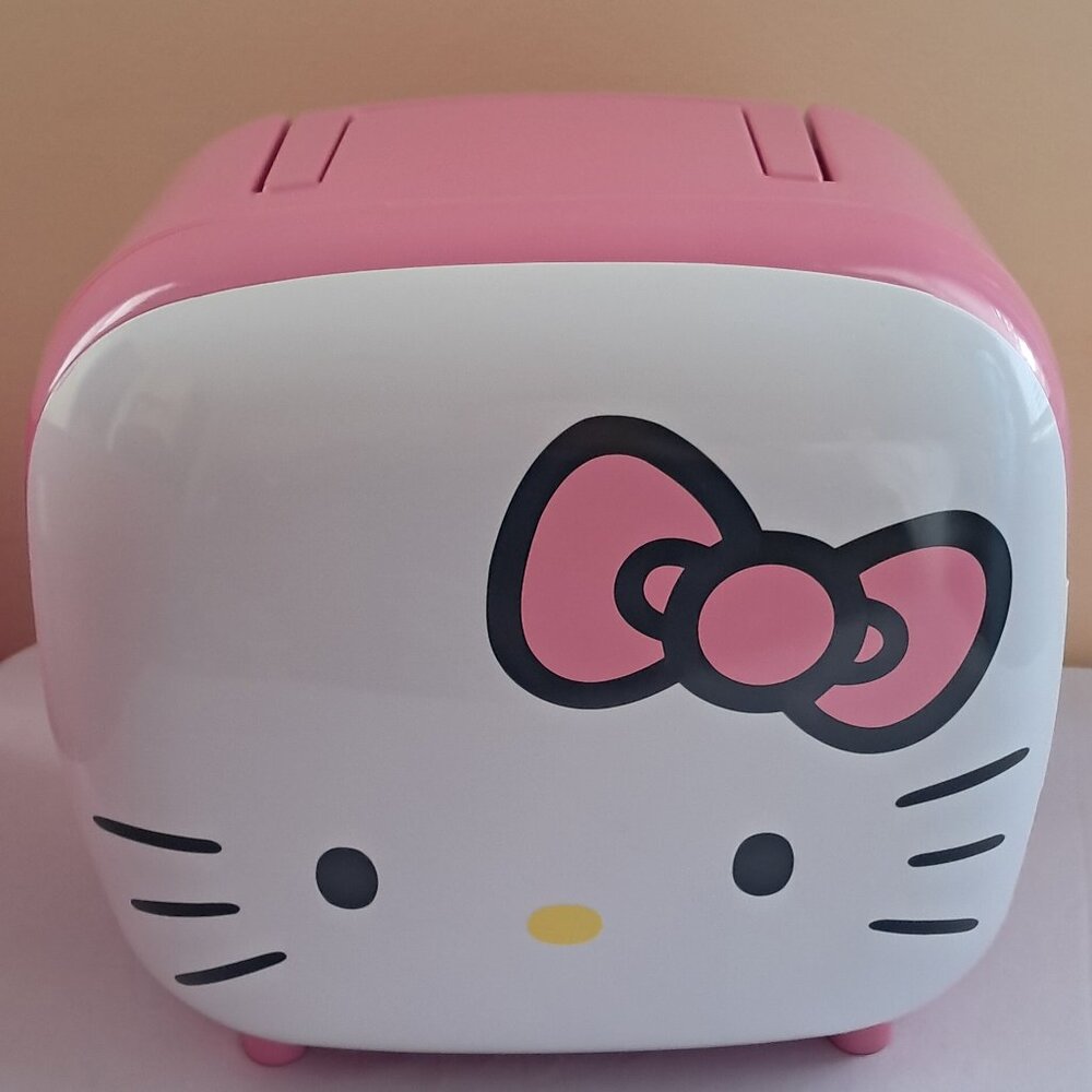 Hello Kitty Mini Fridge with Carry Handle  Thermoelectric Cooler.BNWT/BOX